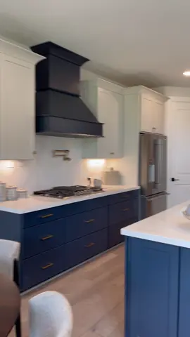 2 kitchens in 1 house? 😍 #deliasellshouston #realestateagent #kitchen #dreamkitchen #homesoftiktok #kitchensoftiktok #houston #houstontx 