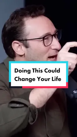 Doing this can change your life. Simon Sinek reveals how this one thing helped his professional and personal life.   @Simon Sinek is the most popular guest on the Diary of a CEO podcast because of how open he and vulnerable he is. #simonsinek #startwithwhy #diaryofaceo  