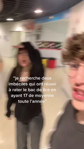 non serieux je m’en remettrai jamais j’avais besoin de m’exprimer sur ce sujet à mon echelle comment on s’est fait douillés c’est chaud carrement je pensais pas dire ça un jour mais si je loupe mon bac c’est a cause de la llce alors que je misais tout dessus lorsqu’un grand homme a dit “force a tous ceux qui ont raté leur bac” il parlait bel et bien de nous faut pas sous-estimer les spés de chomeurs tellement j’ai une bonne âme je souhaite meme pas aux 2006 ni aux generations suivantes de tomber sur des sujets comme les notres je suis actuellement en train de manifester pour reussir mon oral pour compenser pcq là c’est trop la honte après j’ai une théorie que si c’etait tombé sur the handmaid’s tale ou voyage et exploration j’aurai eu 21/20 après voila je ne peux prouver cette theorie mais je sais de source fiable qu’elle s’avère 100% veridique c’est pas de ma faute si expression de soi on l’a à peine vu cette année (j’ai rien a reprocher au deuxieme sujet je suis juste une grosse merde de pas l’avoir choisi meme si y’avait pas grand chose a raconter) bref déso j’arrete de me plaindre mais passer 1h30 a trouver un plan c’est pas normal ça m’empeche encore de dormir la nuit (aussi j’ai menti on n’avait pas 17 de moyenne mais 15 apres j’ai eu 18 au bac blanc donc c’est comme si) ceux qui ont reussi au bac diront que je suis juste dramatique mes les autres rescapés me comprendront on se soutient dans notre COMMUNAUTÉ donc maintenant si vous voyez des commentaires haineux de ma part sur d’autres tiktok traitant de ce sujet là vous posez pas de questions j’ai besoin d’un peu de temps pour assimiler la trahison que j’ai subie mardi #llce #bac2023 #seum #parabailarlabamba 