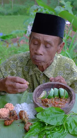 Abah Makan Dengan Menu : Nasi, Ayan Goreng, Lalapan Terong, Poh-pohan, Sambel . #mukbang #makan #ngeliwet #sunda #nuansaalampedesaan 