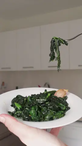Receta para vagos 🫣 Ingredientes  - Espinacas (puedes comprar de las que ya vienen cortadas y lavadas en bolsa) - 1 diente de ajo - Guindilla fresca o seca - Sal - Pimienta - AOVE - Queso de rulo de cabra (opcional, pero esta mejor con él) Procedimiento  ✨ Chafa el diente de ajo y añádelo a una sartén con AOVE y guindilla ✨ Lava y corta las espinacas ✨ Añádelas a la sartén ya caliente, con sal y pimienta. Tápala y deja cocer a fuego medio hasta que se reduzca. Quita la tapa, sube el fuego a medio-alto y añade el queso mezclando hasta que se funda ✨ Sírvelas sobre pan tostado o bien como acompañamiento de cualquiera de tus comidas  #espinacas #espinacasconqueso #espinacassalteadas #recetassaludables #recetasparavagos #comidasaludable #healthyfood #recipes #recetasfaciles  