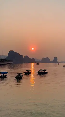 Sunrise over Halong Bay (Bình minh trên vịnh Hạ Long) #sunrise #halongbay #vietnam #vietnamtravel @Athena 