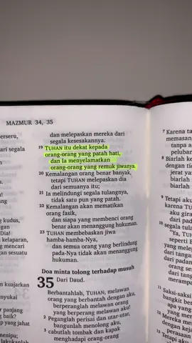 Mazmur 34:19✨ Hai kamu yang lagi patah hati, jangan sedih lagi ya! Tuhan selalu disamping kamu jd terus berdoa! #metoosmile #fyp #ayatalkitab #yesus 