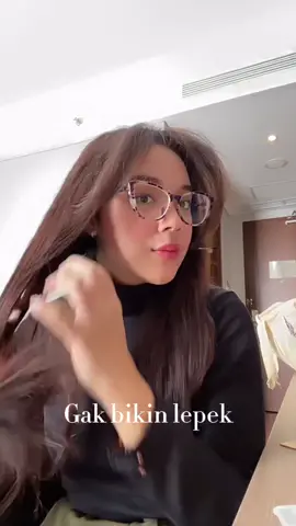Rambut juga butuh sunscreen guyss!! Makanya aku pake Makarizo Vitaglitz hair serum #racunintiktok #sunscreenrambut #hairserumviral #hairserummurah #haircare 