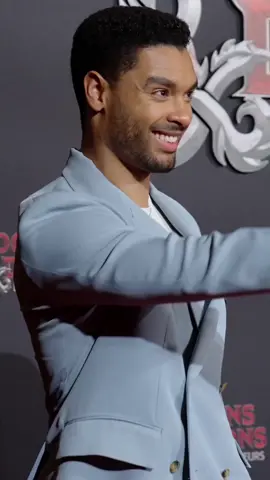 Dieser Anzug macht Lust auf Sommer 💯 Rege-Jean Page bei der „Dungeons & Dragons: Honor Among Thieves“ Premiere in Paris. ✨ #CelebrityStyle #TikTokFashion  [📷 Getty Images]