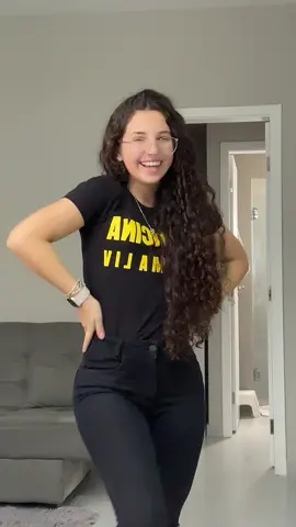 finalmente alguém lembrou das de cabelo cacheado 