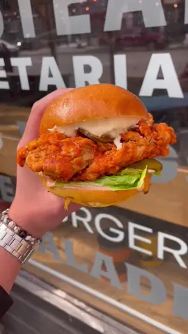 Can 7 Pm come any faster 😩 #tiktokfood#foodtiktok#halalfood#burger#saucy#رمضان#crustysmtl#fyp#pourtoi#mtl#montreal#canada_life🇨🇦 