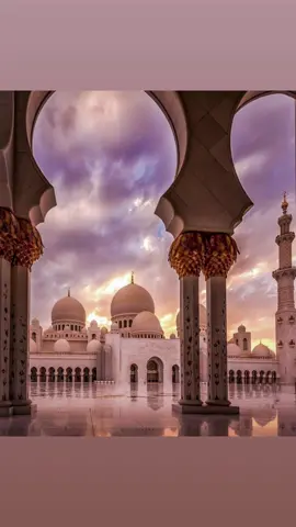 Ich habe heute zum Islam konvertiert und es war die beste Entscheidung meines Lebens. Ich werde diesen Weg mit Allah gehen. Danke an zwei besondere Menschen, einem Freund und seiner Mama, die mich dabei unterstützt haben.  