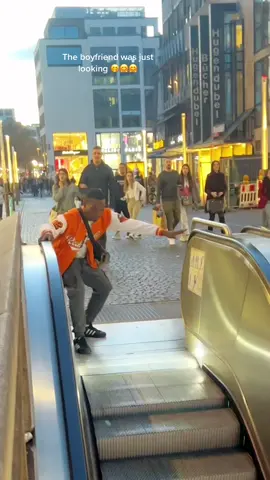 The boy was just looking but they were very kind #viral #foryou #foryoupage #fypシ #frankfurtammain #trending #comedy #FunnyVideos #goviral #frankfurt🇸🇴🇩🇪 #hauptwache #hauptwachefrankfurt 