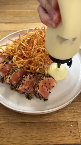TATAKI DE SAUMON & FRITES 🐟✨🍟 Les ingrédients :  - Saumon - Sésame blond - Sésame noir - 1 citron vert - 1/2 citron jaune - Pâte de wasabi - 6 càs de sauce soja - 2 càs de mirin (facultatif) - Pommes de terre - Huile de cuisson #tataki #tiktokfood #tiktokacademie #cuisine #recette 