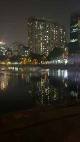 “Nước vô tình, ngàn năm trôi mãi Mây vô tình, mây mãi vẫn bay Trăng vô tình, trăng đùa với gió Người vô tình, sao hiểu thấu lòng tôi …”#đêmlangthang #tiktoktravel #hodongda#hanoivedem #xuhuong2023 