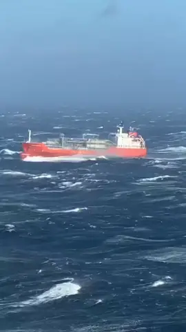 #madridmaersk #captainmichi4ever #windandweather #mediterraneansea #happypelican a Really Rough sea !! Great to see , how the shop is finding his way , through the Rough Wales!! 😁 !!GREAT video !! 😁 !! Hoi Jan RV Holland !! 😁 !