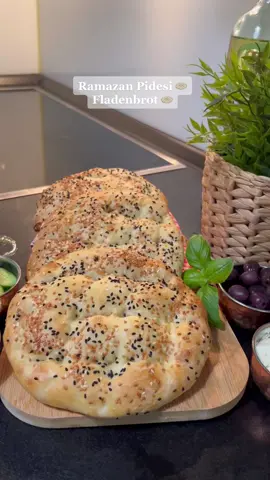 Hayırlı sahurlar, hayırlı ramazanlar diliyorum ✨🌙 • 🫓 pide tarifi:(1 su bardağı=200ml) 1 su bardağı ılık su 1 paket kuru maya 1 su bardağı ılık su 1 tatlı kaşığı tuz  4 su bardağı un  🫓sos için: 1,5 yemek kaşığı un 20 ml soğuk su 50 ml sıcak su 1 yumurta sarısı 🫓yapılışı: İlk olarak ılık su ve kuru mayayı karıştıralım.  Bir kabın içerisine ılık su, tuz ve yavaş yavaş unu ilave edip karıştıralım. Suyla mayayı ilave edip hamuru yoğuralım. Yapışkan bir hamur oluyor.  1 saat mayalamaya bırakalım. Sonra karıştırıp 10 dk devam mayalandıralım.  Tezgaha un serpelim hamuru alalım. Üzerine un serperek hamuru katlıyalım. 4 parçaya bölelim. Yağlı kağıtın üzerine koyup elimizle hafif bastırıp üzerini temiz bir bez ile örtelim. 10 dk mayalandıralım.  Bu arada sosu hazırlıyalım. Un soğuk su çıraplım. Sıvak su ve yumurta ilave edip karıştıralım. Pidelerin üzerine sürüp parmaklarımızla şekil verelim. Susam çörek otu serpelim. 200-220 derece alt üst ayarda kızarana kadar pişirelim. Afiyet olsun 🥰 • • Hallo meine Lieben ❤️ Wünsche euch einen schönen Sahur, einen gesegneten Ramadan ✨🌙 • 🫓Rezept für Fladenrot:  (1 Glas=200ml) 1 Glas lauwarmes Wasser  1 Pkg Trockenhefe  1 Glas lauwarmes Wasser 1 Teelöffel Salz  4 Glas Mehl 🫓für die Soße: 1,5 Esslöffel Mehl 20 ml kaltes Wasser  50 ml warmes Wasser 1 Eigelb 🫓Zubereitung: Zuerst lauwarmes Wasser mit Trockenhefe mischen.  In ein Knetschüssel lauwarmes Wasser, Salz und langsam das Mehl zugeben miteinander mischen.  Hefe-Wasser Mischung langsam zugeben miteinander kneten. Es wird ein klebriger Teig. 1 Std gehen lassen. Danach kurz den Teig rühren und weitere 10 Minuten gehen lassen.  Auf die Arbeitsfläche etwas Mehl streuen, den Teig drauf geben. Darauf nochmal etwas Mehl streuen. Den Teig zusammenstellen. In 4 Kugeln formen.  Auf ein Backpapier legen, mit den Händen leicht drücken.  Zudecken und 10 Minuten gehen lassen.  Für die Soße Mehl, kaltes Wasser mischen. Warmes Wasser und Eigelb zugeben miteinander mischen. Auf das Fladebrot schmieren und mit den Fingern formen. Sesam und Schwarkümmel streuen. Bei 200-220 Grad untere und obere Hitze backen. Guten Appetit 🥰 • • #ramazan #Ramadan #pide #sahur #kesfet #fy #fyp #foryou 