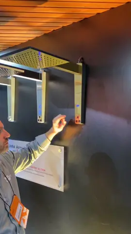 Chuveiro hibrido com display digital #arquitetura #chuveiro #design #decoracao #interiores 