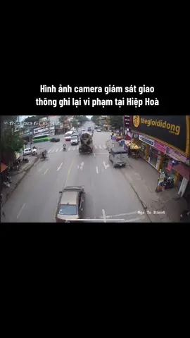 Ngoài thành phố Bắc Giang thì đồng loạt các huyện trên địa bàn tỉnh Bắc Giang đã được lắp đặt hệ thống camera giám sát an ninh ghi lại các vi phạm như đè vạch, vượt đèn vàng, đèn đỏ. 📢📢📢 Từ ngày 07/03/2023 đến ngày 13/03/2023, thông qua hệ thống camera giám sát an ninh, Công an huyện Hiệp Hòa đã phát hiện và thực hiện xử phạt “nguội” đối với 14 trường hợp vi phạm trật tự an toàn giao thông, trong đó có 14 trường hợp không chấp hành hiệu lệnh của đèn tín hiệu giao thông. Danh sách phương tiện vi phạm như sau: 98A-453.34; 98C-226.04; 99C-211.04; 30H-827.71; 30E-055.98; 98A-397.31; 98A-158.21; 98A-331.46; 29KT-106.42; 89C-032.05; 30F-573.10; 30F-774.44; 98A-455.65; 98A-352.08; 99K-9289 ❌Từ ngày 12/03/2023 đến ngày 20/03/2023, thông qua hệ thống camera giám sát an ninh, Công an huyện Hiệp Hòa đã phát hiện và thực hiện xử phạt “nguội” đối với 14 trường hợp vi phạm trật tự an toàn giao thông, trong đó có 05 trường hợp không chấp hành hiệu lệnh của đèn tín hiệu giao thông; 09 trường hợp đè vạch kẻ đường. Danh sách phương tiện vi phạm như sau: ⛔Vi phạm vượt đèn đỏ: 98A-352.08; 99K-9289; 98A-511.23; 98A-271.61; 98A-521.82 ⛔️Vi phạm đè vạch: 98C-182.12; 98A-476.79; 98A-465.07 ♻Trong thời hạn 10 ngày (kể từ ngày đăng thông báo này) yêu cầu người vi phạm đến trụ sở Công an huyện Hiệp Hòa (43 Trường Chinh, TT Thắng, Hiệp Hòa, Bắc Giang) để giải quyết theo quy định. ♻Trong thời hạn 20 ngày, thông tin vi phạm sẽ được đăng tải trên Trang thông tin điện tử của Cục cảnh sát giao thông, cập nhật trạng thái cảnh báo cho Cơ quan Đăng kiểm (đối với loại xe phải kiểm định) để xử lý. #hiephoa #bacgiang #xuhuong #giaothong #police
