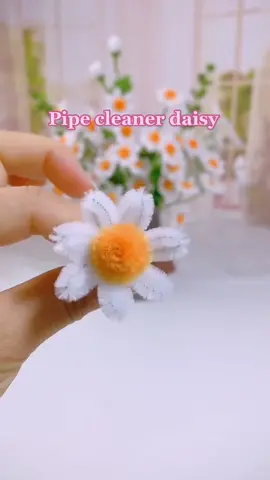 Handmade diy pipe cleaner daisy flowers#handmade #DIY #flowers #foryou #gift #craft #handmadegifts #handmadecraft #tutorial #fyp #creative #tiktok #viral #pipecleanerart #homedecor #daisy 