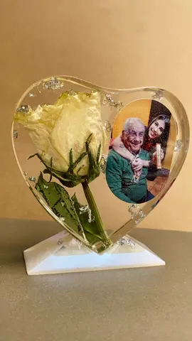 Adorno de resina con una rosa encapsulada 🌹♥️#adornoderesina #resinapersonalizada #regalosoriginales #regalospersonalizados #resinart #adornospersonalizados #rosaeterna #resinapersonalizada 