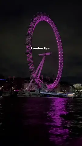 A roda gigante de Londres é a quarta maior do mundo e já faz parte da paisagem da capital inglesa.  Também conhecida como “Roda do Milênio”, a London Eye se tornou um dos ícones mais emblemáticos da Inglaterra e um dos pontos turísticos mais disputados da Europa. 🇬🇧🎡♥️ #london #londoneye #londres #viagenspelomundo #inglaterra #anoite #brasileiranagringa #brazil 
