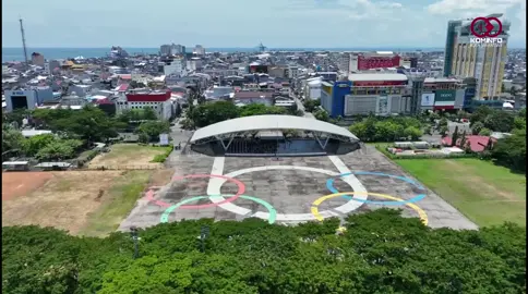 Lapangan Karebosi merupakan salah satu ikon Kota Makassar yang melegenda. Revitalisasi sangat diperlukan mengingat pembenahan terakhirnya pada tahun 2009 atau sejak 14 tahun yang lalu. sehingga sangat wajar untuk melakukan revitalisasi untuk meningkatkan kualitas Kawasan Lapangan Karebosi yang fungsinya kian menurun. Revitalisasi Kawasan Lapangan Karebosi dan Fasilitas Pendukung terdiri dari 3 item pekerjaan utama, yaitu: pekerjaan skytrack atau pedestrian melayang, pembaharuan 2 lapangan sepakbola dan 4 lapangan mini soccer serta rehabilitasi lapangan softball.  sementara untuk jenis kegiatannya terdiri dari 2 item yaitu pekerjaan konstruksi berat dan pekerjaan lansekap.  sama seperti proyek MACCA, paket revitalisasi lapangan karebosi juga masuk dalam agenda proyek strategis Kota Makassar dan merupakan bagian Dari Nota kesepahaman kegiatan Multiyears atau tahun jamak yang dilaksanakan pada tahun 2023 dan 2024. Sementara itu, berkaitan dengan stadion, Pemkot Makassar menegaskan bahwa otoritas terhadap stadion merupakan tanggung jawab Pemprov Sulsel sehingga masyarakat diharapkan tidak selalu mengasosiasikan ketiadaan stadion dengan kebijakan Pemkot Makassar.  #dannypomanto #fatmawatirusdi #diskominfomks #ppidmakassar #kotamakassar #analorongnamakassar #lapangankarebosi