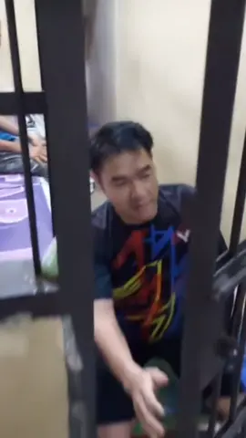 pak polisi ga tahan liat seorang anak kecil ingin memeluk ayahnya yg di dalam sel,AHIRNYA pak polisi membuka pintu sel,untuk membiarkan ayah memeluk putri kesayangannya ,Terima kasih pak polisi,.#fypシ 