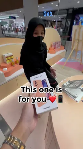 I lari ke shop & beli phone yang baru untuk… 🥹❤️ #inspirasiseruramadan #raya #malaysia #fyp #kindness #phone #surprise #Love #happy #pinnyang #foodieceo 