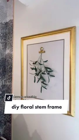 turn thrifted artwork into a floral stem frame #DIY #diyproject #diyhomedecor #homedecor #hometok 