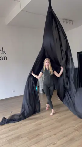 Od 27.03 nowe zajęcia w grafiku - AERIAL SILKS! poniedziałek 18:00 środa 19:00 piątek 18:00 Ilość miejsc ograniczona, kto pierwszy ten lepszy! *obowiązują karnety te same co na pole dance ⠀ #stretching#stretchingkrakow#poledance#poledanceduet#poledancer#polesport#sport#sportgirl#stretching#split#dance#dancer#dancing#poledancekraków#polekids#polestudiokrakow#blackswan#blackswankrakow#cracow#krakow 