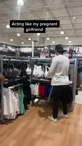 Not the handsom the back walk 😂😂💀 #fyp #couples #relationships #pregnacy 