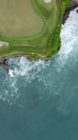 A perfect day on the green with a stunning ocean view - pure bliss 😍 #golfedits #golfswingtips #vidiosports #newkutagolf #uluwatu #fyp 