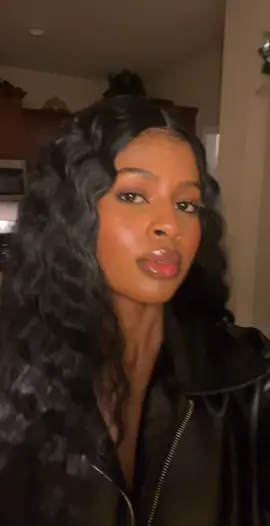 lettin the drafts fly 🫧 hi 🖤