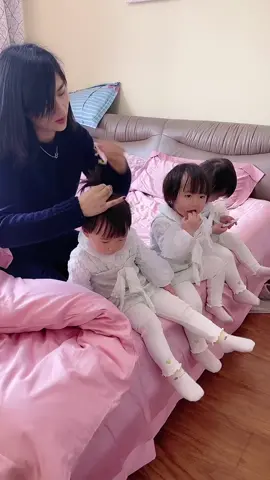Get up#cutebaby #triplets #hujiasanqianjin #fyp #childhood #cute #foryou #family #funny 