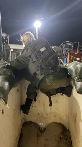 איך חושבים אנחנו נראות מחוץ לבטונדה ואיך אנחנו באמת עומדות