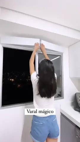 Solução para apartamento pequeno! 😮 Gostaram? 🤔 O nosso é branquinho, deixando o ambiente bem clean para combinar com a nossa cozinha! 🤍 Já salva para não perder e consultar depois em!  Marque aquela pessoa que vai amar ver também! 😎 #varal #varalmágico #ape #apartamento #apartamentopequeno #ap #cozinhaplanejada #reforma #nossoape 