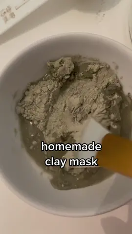 My Sunday evening ritual: a healing and purifying clay mask! 💆‍♀️ It’s such an easy but effective way to cleanse your face. Clay draws out toxins and impurities from the skin, leaving it rejuvenated and glowing! RECIPE  ✨ 1 tbsp clay (in this video, I use French green clay. Bentonite, pink, or kaolin clay work as well!) ✨ ~ 1 tbsp water (this can vary A LOT! It really depends on the clay) METHOD  1) Simply mix clay with a little bit of the water at a time. One drop of water too much or too little can change the texture of the mask. So, go easy on it and add it bit by bit! 2) Wash your face with warm water and pat dry it. Sollt mask all over the face leaving out the eyes, mouth and nostrils. 3) Leave the mask on for about 30 min. The clay will dry on your skin and cause a bit of tension on the skin. This is normal and kinda what we want. If it does get too uncomfortable, wash it off! 4) The dry clay usually simply falls off your face when you engage the muscles. But you can also use a warm, damp wash cloth to remove this face mask. 5) finish with a face serum and a moisturiser! Clay masks can be quite drying so you want to give some of it back.  NOTES The facial skin can get red (temporarily). This is absolutely normal because the clay increases circulation.  Don’t use this clay mask more than once a week! If any irritations occur or if it feels highly uncomfortable, wash it off and stop using this mask. From my bathroom to yours 💞 Julia #claymask #diyfacemask #facemask #naturalskincare #diyskincare #facialcare #cleanskin #frenchgreenclay #bentoniteclay #skincareritual
