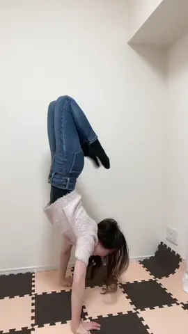 逆立ちで音ハメ！過去1の高速かな😂#逆立ち #倒立 #筋トレ #筋トレ女子 #音ハメ #handstand 