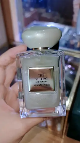🌿 𝐆𝐢𝐨𝐫𝐠𝐢𝐨 𝐀𝐫𝐦𝐚𝐧𝐢 𝐏𝐫𝐢𝐯𝐞 𝐓𝐡𝐞 𝐘𝐮𝐥𝐨𝐧𝐠 🌿 Soie de Nacre (nhũ ánh ngọc trai tuyệt đẹp) The Yulong - Trà Shan tuyết hảo hạng của Ngọc Long Tuyết Sơn. The Yulong là một mùi trà truyền thống, lấy cảm hứng từ loại trà Shan tuyết hảo hạng được trồng tại vùng Ngọc Long Tuyết Sơn, thuộc tỉnh Vân Nam. Ai sành trà, không thể không biết đến loại trà với phẩm chất đặc biệt, mang hương của núi rừng, của không khí trong mát, và cái đậm đà hậu vị của cây cổ thụ đã có từ lâu đời. Khi trà đen và trà xanh hòa quyện, có cái đậm đặc, thêm chút khói của trà đen, và cái thanh tao, nhã nhặn, dịu dàng của trà xanh. Tưởng tượng bạn pha một ấm trà. Hương đầu tiên bạn ngửi thấy có vị mát lành, tươi mới, giống như mùi cam chanh. Nụ trà dần nở ra, cởi bỏ lớp áo trắng tinh khôi như tuyết sương, búp trà non xanh như vừa mới ngắt từ từ hé lộ. Armani Thé Yulong làm ta liên tưởng tới những búp trà Tuyết Shan hảo hạng. Là sự cân bằng hoàn hảo giữa sự tươi mát của trà Tuyết Shan hảo hạng hoà cùng hương hoa cam và hoa nhài tinh tế, lắng đọng cùng nốt xạ hương đầy quyến rũ. Một hương thơm 