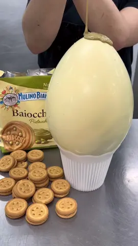 Uovo di cioccolato al latte, cuore morbido di pistacchio e baiocchi sbriciolati, glassato esternamente con crema e granella di pistacchio😍 È l'uovo Baiocchi al pistacchio di @DolciCreazioniCioccolato  Ora tagga un amico/a e fattelo regalare #campaniafoodblog #uovodipasqua #pasqua2023 #uovodicioccolato #cioccolatobianco #pistacchio #cremadipistacchio