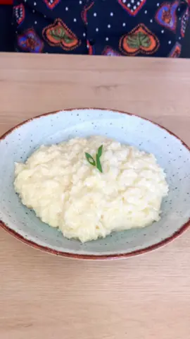 Arroz à Piamontese Ingredientes: - Arroz a seu gosto - 1 caixinha de creme de leite - 50g de queijo parmesão - 200g de queijo muçarela #receitas #receita #arrozapiamontese #arroz #receitascomarroz 