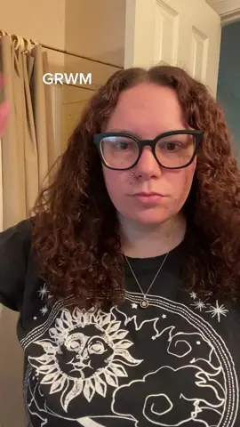 This is just so easy on a rainy say and still look cute. #hairstyle #hair #curlyhair #curlyhairtutorial #curlygirl #grwm #tbs #elderemo #emoforever 