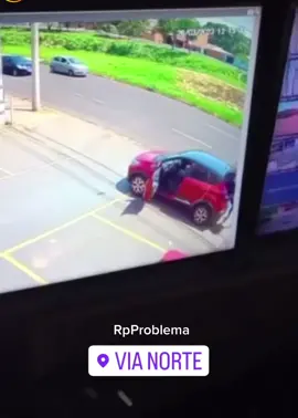 VIRALIZA VÍDEO DE MULHER JOGANDO AS MALAS DO COMPANHEIRO NA CALÇADA DE LOJA NA VIA NORTE EM RIBEIRÃO PRETO  Um vídeo que viralizou nas redes sociais nesse último final de semana, mostra uma mulher parando o veículo e jogando as malas e trouxas de roupa do companheiro na calçada de um estabelecimento comercial na Via Norte em Ribeirão Preto. Na sequência, o homem sai do veículo e tenta colocar os pertences próximo a uma caçamba, porém desiste e sai andando. Caso alguém conheça esse casal, entre em c