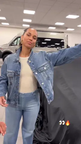 #SwizzBeats gifts #AliciaKeys the limited edition #VirgilAbloh Maybach! 👀 @therealswizzz @aliciakeys 