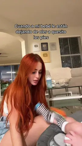 Se divierte tanto con esos calcetines jaja😂❤️