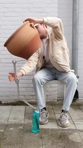 #duet with @pinghen.shu  - I found an easier way😎 @airupnl  . . #acrobatics #balancingact #balance #skills #trend #edit #vfx #greenscreen #fake #joke #funny #fyp #fy *Ad