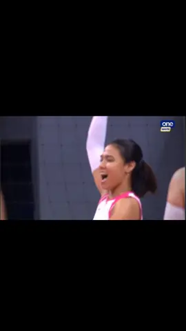 Ced Domingo with 3 straight points to win Game 2. #creamline #petrogazz #pvl #ced #volleyball 