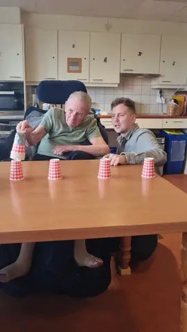 Stapelen maar! 💛💪🧠 #bewegen #movement #elderycare #dementia #games #leefplezier #fun #tiktok #foryou #fy 