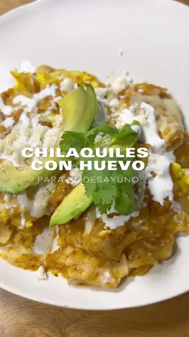 Hola! Aquí les comparto una idea para el desayuno, son unos ricos chilaquiles con huevo que me preparo mi prima y quedan riquisimos. Ingredientes para la salsa: - 3 tomates 🍅  - 2 tomatillos  - 2 chiles jalapeños  - 1/4 de cebolla 🧅  - 1 cubo de consomé de pollo - 1 cucharadita de sal - 1/4 de taza de agua caliente Ingredientes para los chilaquiles: - 10 tortillas  - aceite de tu preferencia - sal -pimienta negra - 5 huevos 🥚  - queso 🧀 rallado - crema - queso fresco desmoronado - aguacate 🥑  #chilaquiles #desayuno #chilaquilesconhuevo #huevo #recetas #recetasfaciles #recetascaseras #recetasdecocina #comida #comidacasera #comidarica #comidamexicana🇲🇽 #cocina #cocinamexicana #food #TikTokComida 