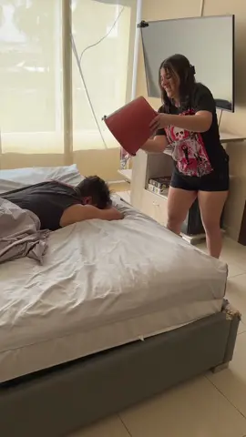 Dañando maquillaje a mi Prima - ASMR 🤣