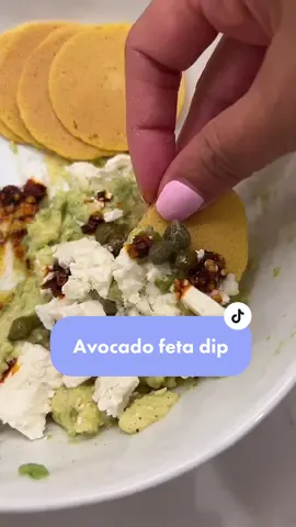 Cleaning out my fridge type of snack @misslizheart #avocado #snackideas #momofuku #feta #capers #craize 