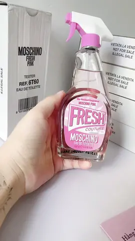 🌸 Tester 100ml 🌸 💖 𝐌𝐨𝐬𝐜𝐡𝐢𝐧𝐨 𝐅𝐫𝐞𝐬𝐡 𝐏𝐢𝐧𝐤 𝐂𝐨𝐮𝐭𝐮𝐫𝐞 𝐄𝐃𝐓 𝟏𝟎𝟎𝐦𝐥 💖 💖 𝐌𝐨𝐬𝐜𝐡𝐢𝐧𝐨 𝐅𝐫𝐞𝐬𝐡 𝐏𝐢𝐧𝐤 𝐂𝐨𝐮𝐭𝐮𝐫𝐞 là sự pha trộn giữa ngọt ngào và quyến rũ với 🍐 bưởi hồng, 💐 hoa linh lan thung lũng, kết hợp với chút chua thanh dịu của 🍇 quả lý chua đen mang đến cảm giác tươi tắn, sảng khoái khá nịnh mũi ở những phút đầu. Hương giữa có chút thanh tao, nhẹ nhàng từ các loại 🌹 hoa hồng, 🌷 hoa lan dạ hương tạo nét quyến rũ khá tinh tế cho dòng nước hoa 𝐌𝐨𝐬𝐜𝐡𝐢𝐧𝐨 này. Càng về cuối, 𝐅𝐫𝐞𝐬𝐡 𝐏𝐢𝐧𝐤 𝐂𝐨𝐮𝐭𝐮𝐫𝐞 càng có sức cuốn hút khó cưỡng với vị nồng nàn, ấm áp từ xạ hương, 🌳 gỗ tuyết tùng để giúp mùi hương lưu lại dai dẳng trên da trong nhiều giờ sau. 🍒 Hương đầu: Quả bưởi hồng, quả lý chua đen, hoa linh lan thung lũng 🍒 Hương giữa: Hoa hồng, quả lựu, hoa lan dạ hương hồng 🍒 Hương cuối: Xạ hương, hương ambroxan, gỗ tuyết tùng 🍓 Phong cách: Nữ tính, trẻ trung.