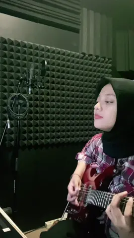 Ngabuburit ngulik duls.. Lieber tango rock version Upload full YT kapan nih? *kamera goyang2 karna aku taruh depan sound langsung :') #irtaamalia #irtaamaliamusik